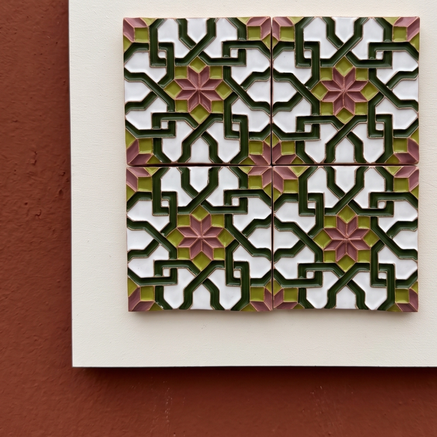 Cuadro de Azulejos en Relieve "Estrella Olivino" | Cerámica Pintada a Mano | Kinara