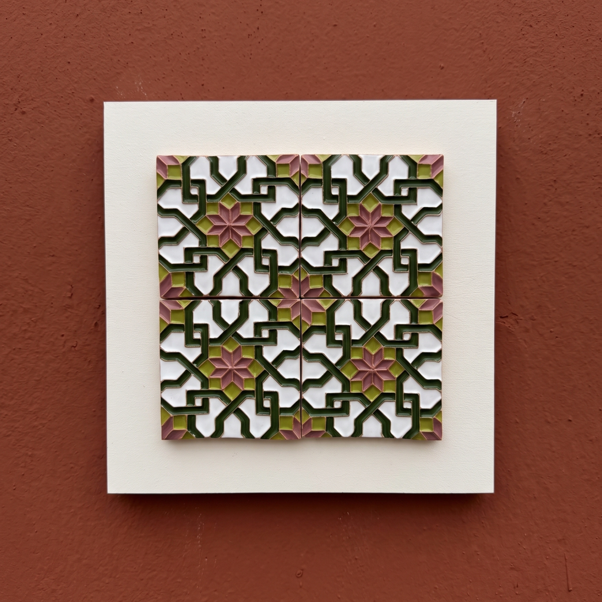 Cuadro de azulejos cerámicos en relieve Estrella Olivino sobre madera, pintado a mano en Sevilla | Kinara