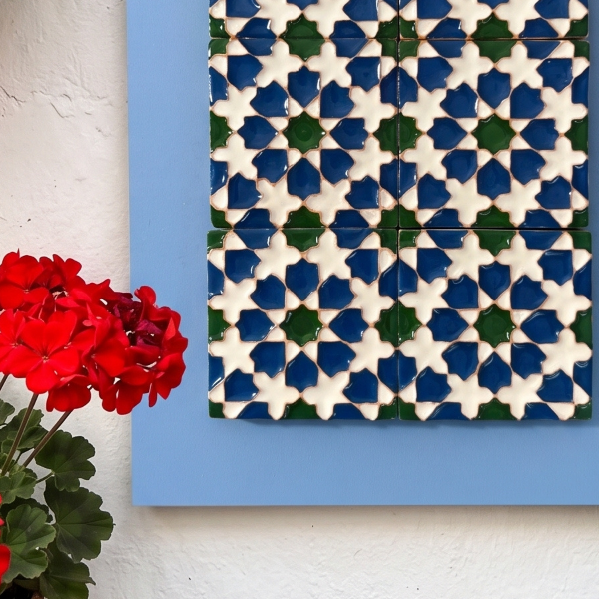 Detalle de los azulejos en relieve del cuadro Patio de la Sultana en azul cobalto y verde | Kinara