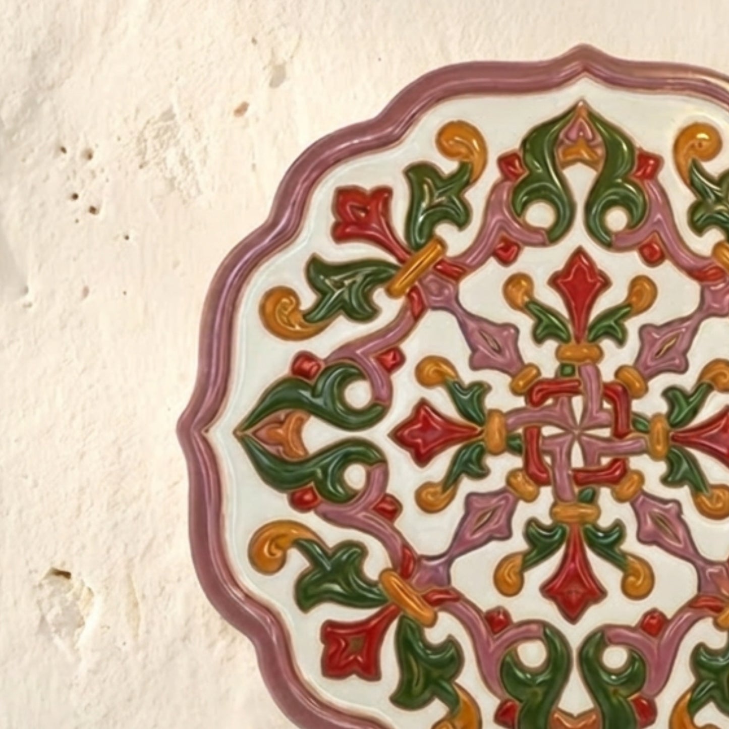 Plato Decorativo de Pared en Relieve "Atardecer Nazarí" - Cerámica Artesanal
