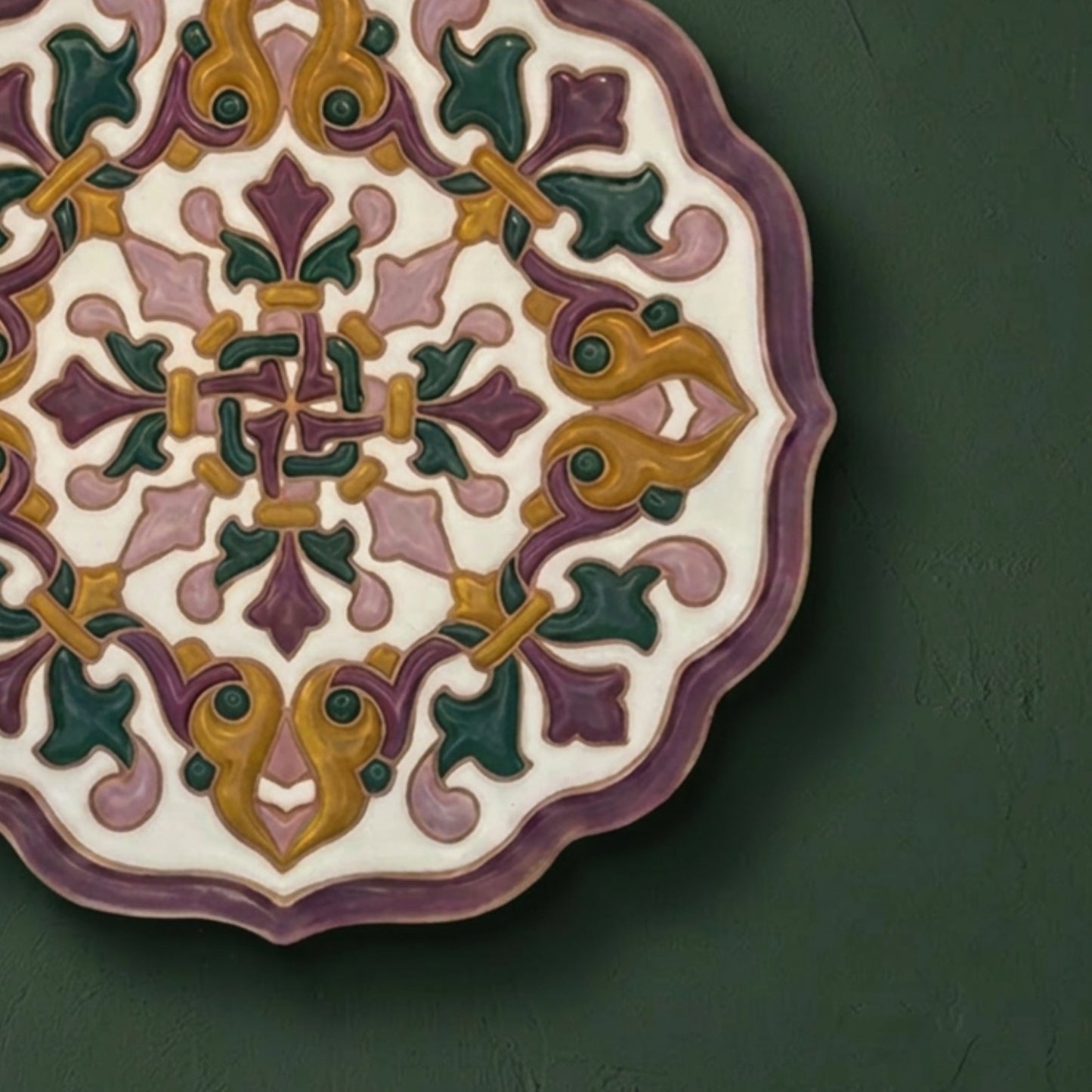 Plato Decorativo de Pared en Relieve "Jardín Nazarí" - Cerámica Artesanal