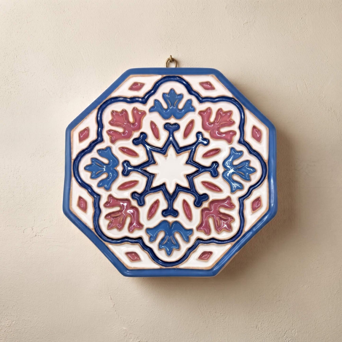 Plato decorativo de cerámica octogonal Estrella Mudéjar Alba colgado en pared decorativa Kinara.