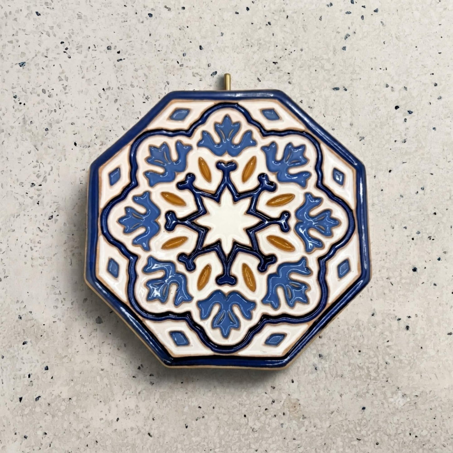 Plato decorativo octogonal de cerámica Estrella Mudéjar Zafiro colgado en pared decorativa Kinara.