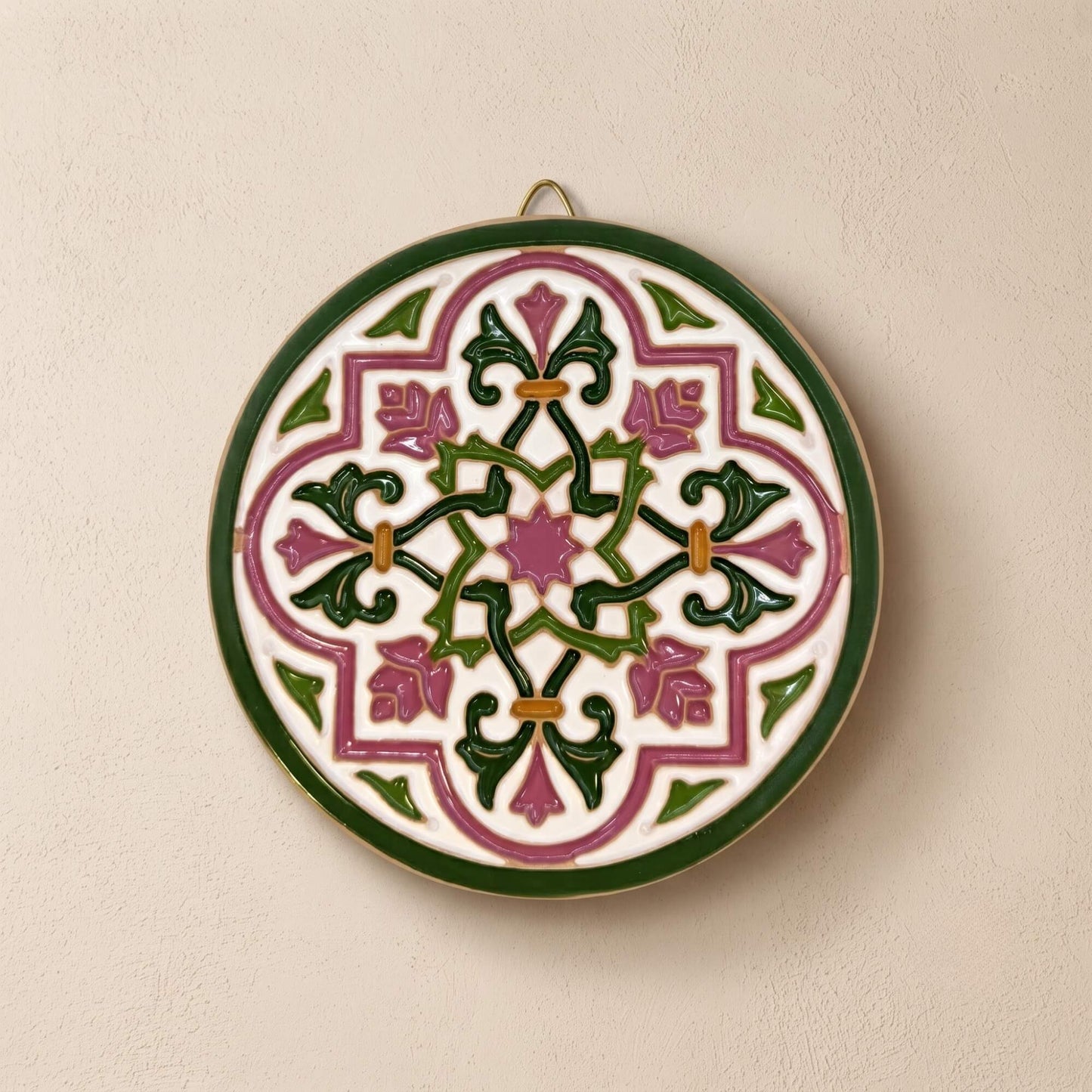Vista trasera del plato decorativo de pared Rosal del Alcázar con sistema de colgar integrado en la cerámica Kinara.