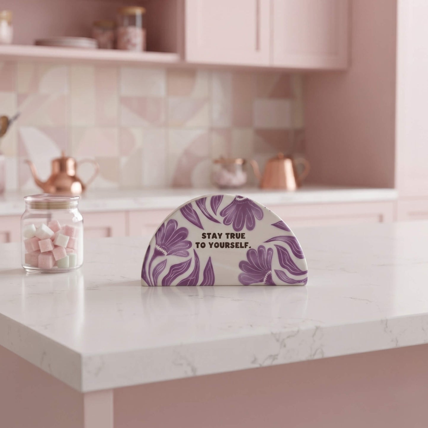 Servilletero de cerámica pintado a mano Stay True en mesa decorativa mediterránea Kinara.