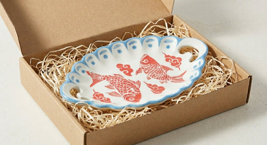 Bandeja de cerámica Koi pintada a mano en caja de regalo premium con virutas de madera - Kinara Ceramics