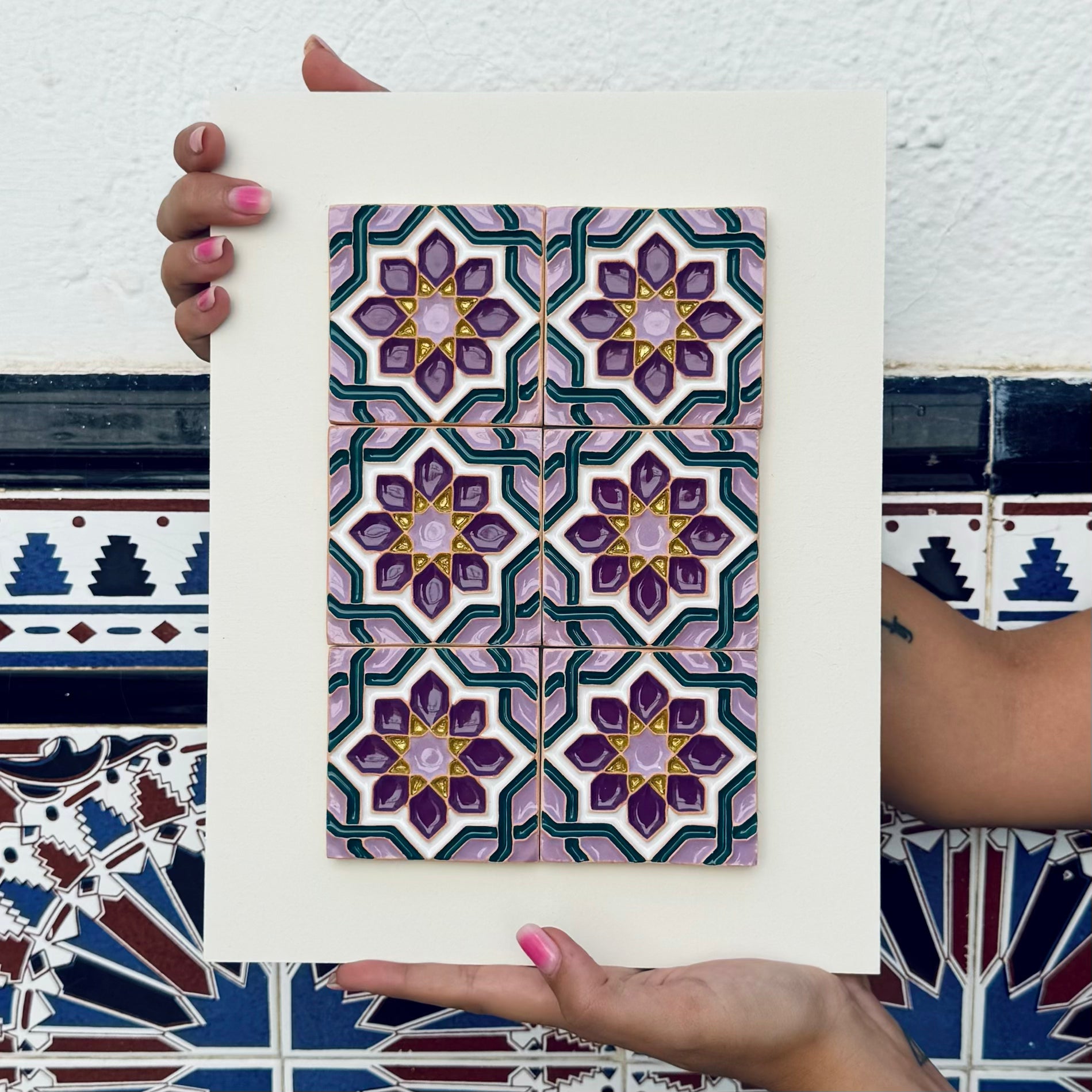 Cuadro de azulejos en relieve Alejandrita en tonos verde, púrpura y dorado | Kinara