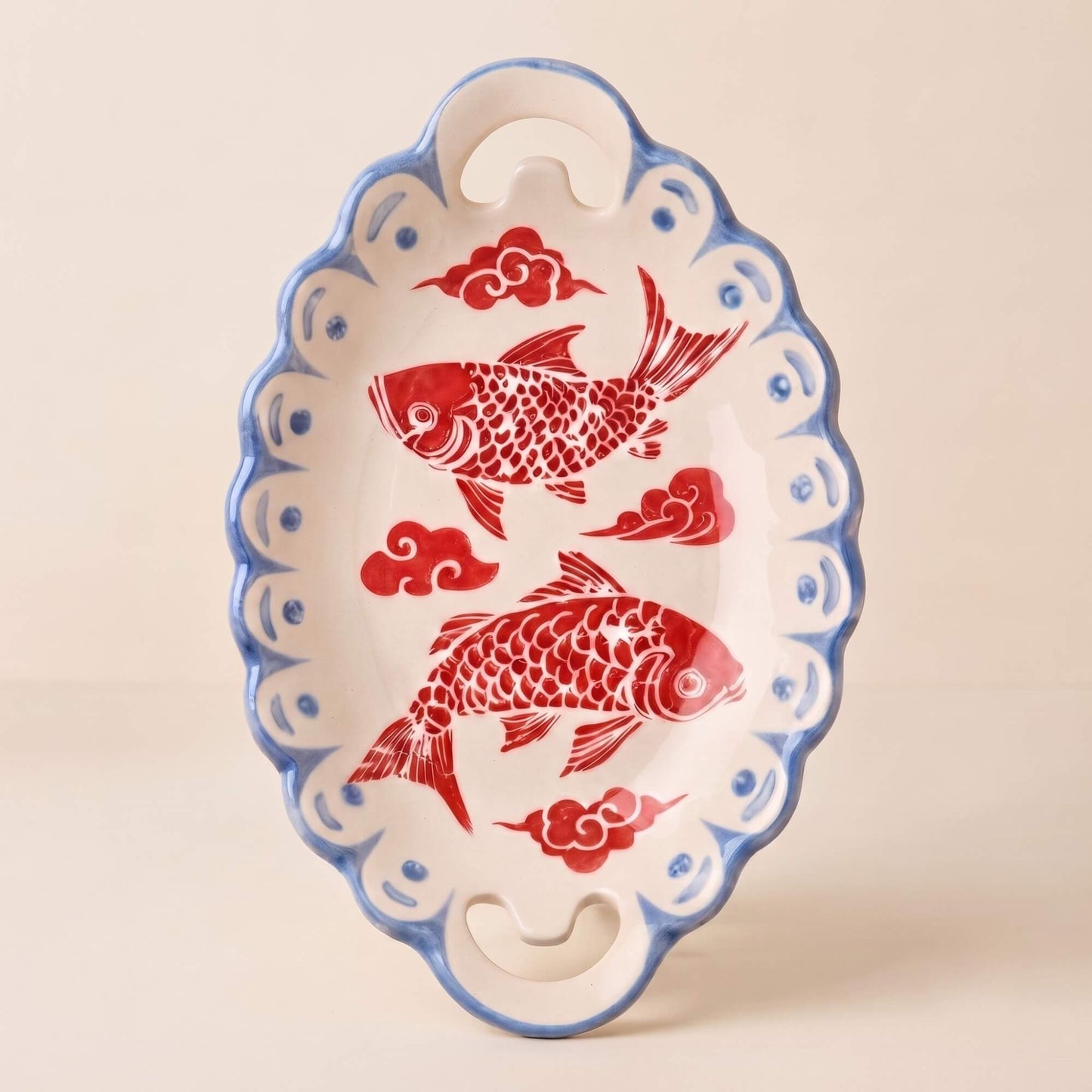 Bandeja ovalada de cerámica Koi Japonesa pintada a mano con dos peces koi rojos y borde azul cobalto Kinara.