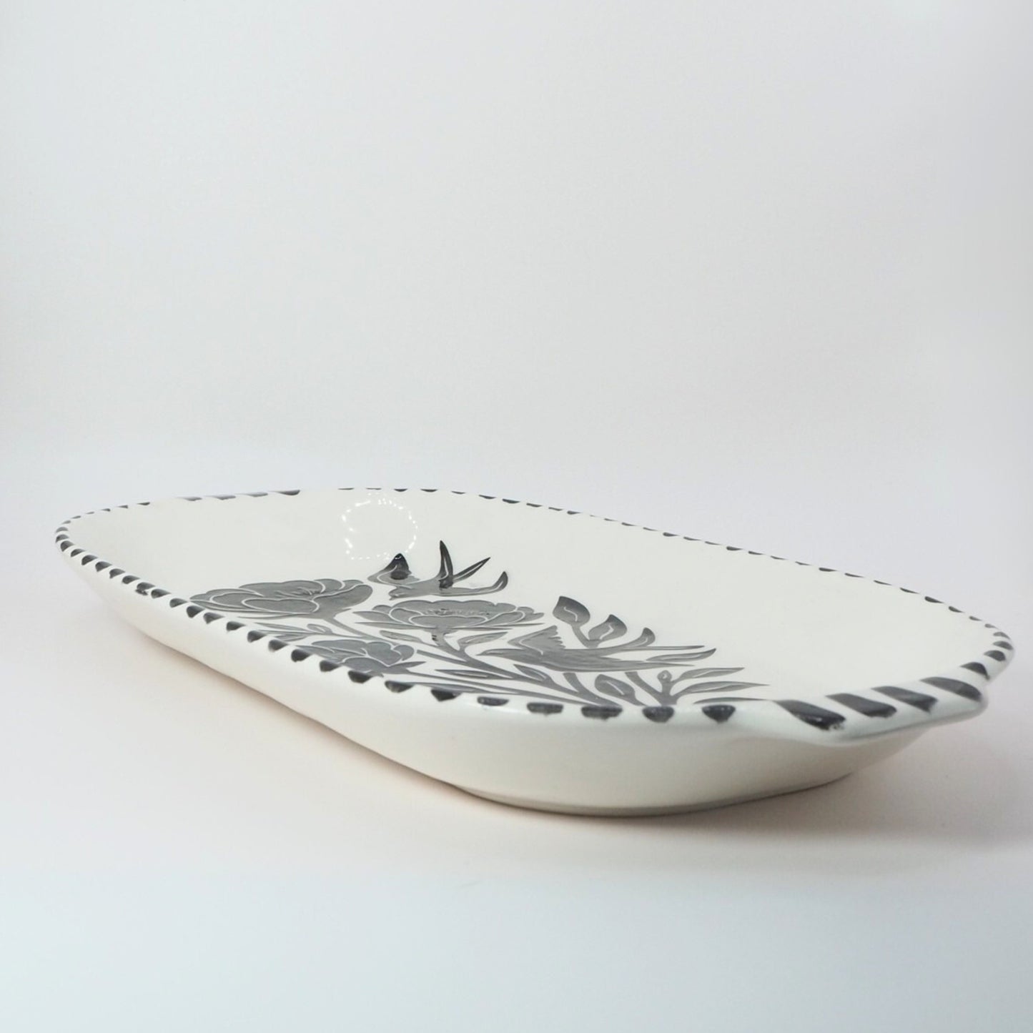 Bandeja Peonía con Alas| Cerámica esgrafiada y pintada a mano