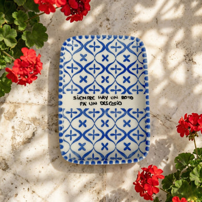 Bandeja "Un Roto pa’ un Descosío" | Cerámica Pintada a Mano