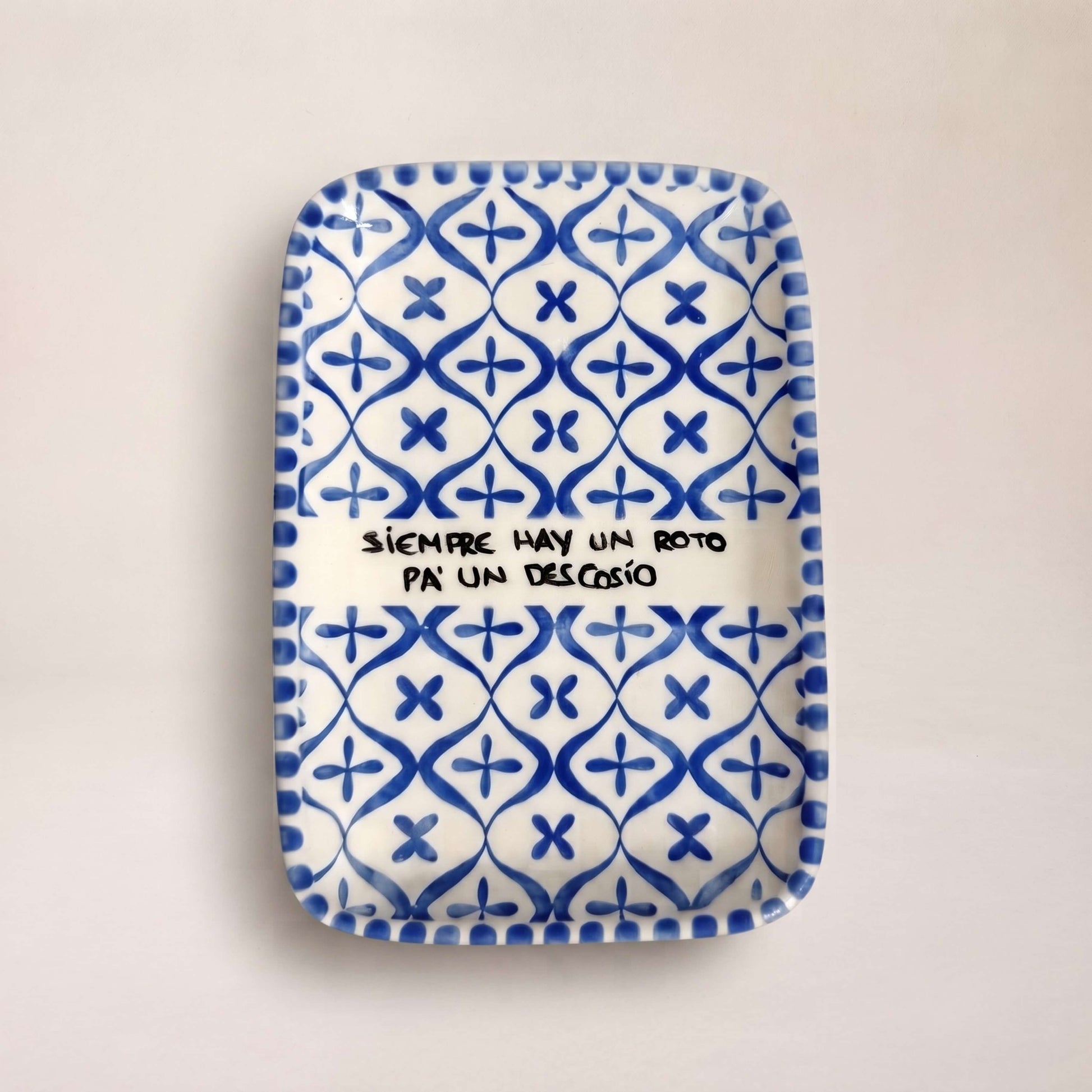 Bandeja rectangular de cerámica artesanal Un Roto pa un Descosio pintada a mano con motivos de azulejo sevillano azul cobalto Kinara.