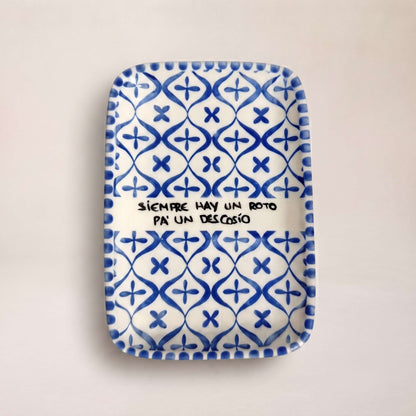 Bandeja rectangular de cerámica artesanal Un Roto pa un Descosio pintada a mano con motivos de azulejo sevillano azul cobalto Kinara.