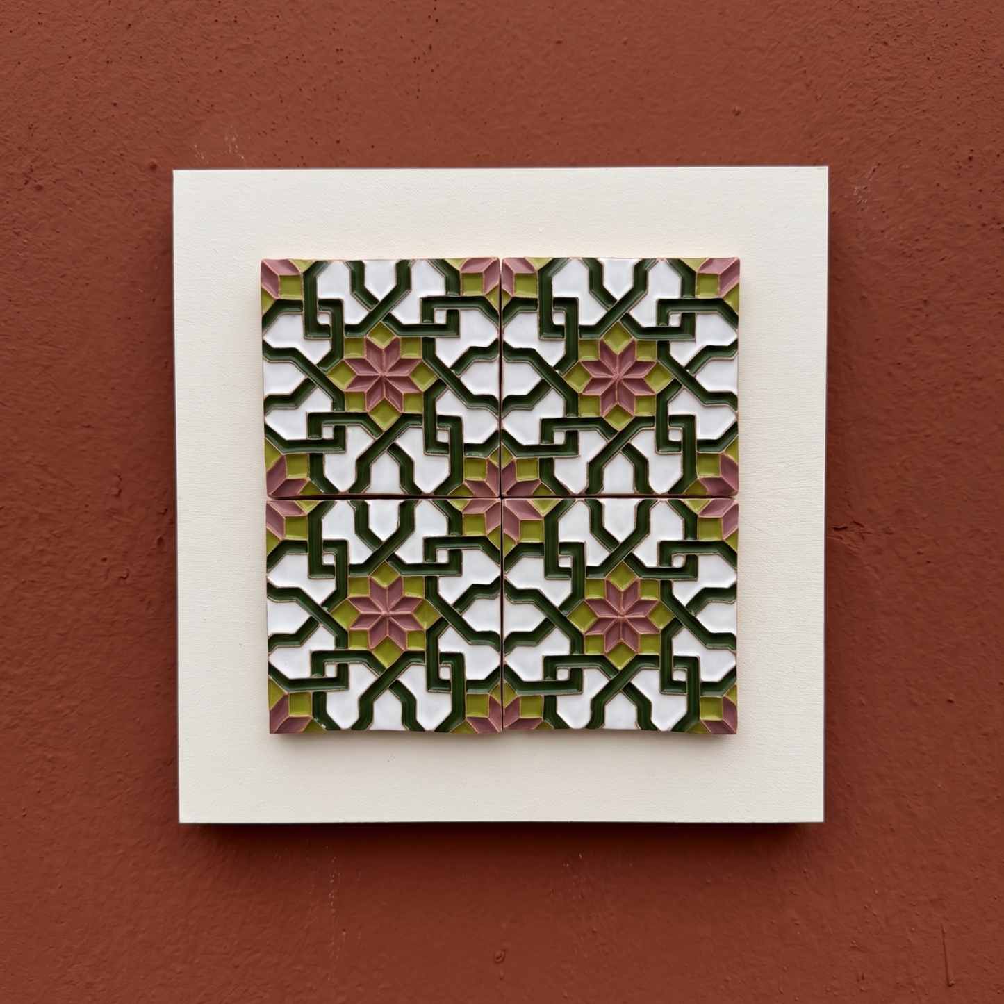 Cuadro de Azulejos en Relieve "Estrella Olivino" | Cerámica Pintada a Mano | Kinara