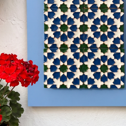 Detalle de los azulejos en relieve del cuadro Patio de la Sultana en azul cobalto y verde | Kinara