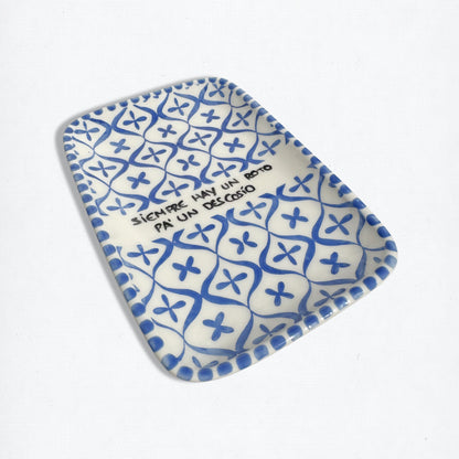 Bandeja "Un Roto pa’ un Descosío" | Cerámica Pintada a Mano