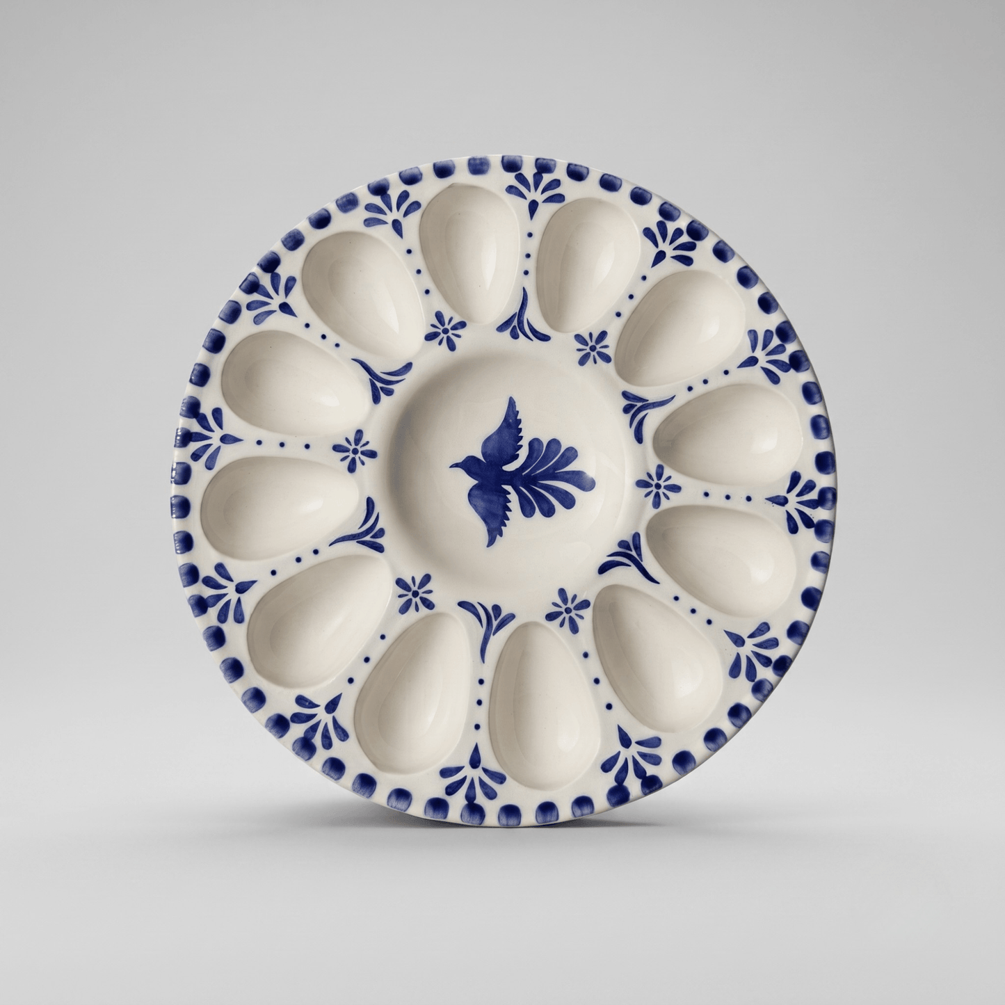 Vista superior de huevera docena de cerámica en relieve con motivos andaluces azul cobalto Kinara.