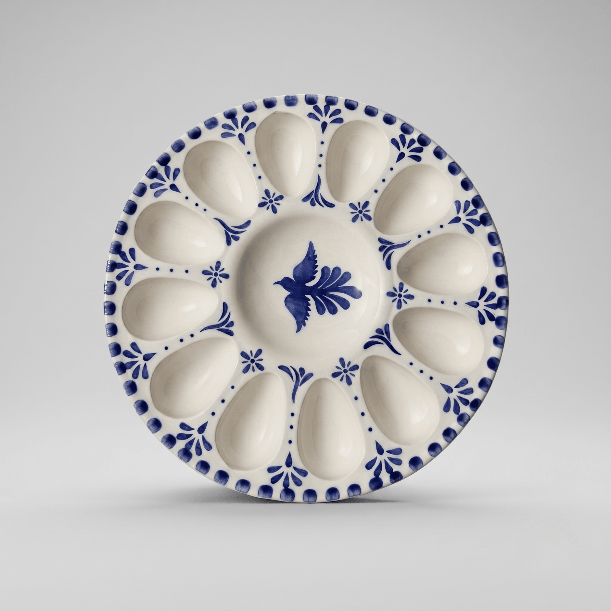 Vista superior de huevera docena de cerámica en relieve con motivos andaluces azul cobalto Kinara.