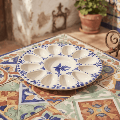 Huevera de cerámica artesanal para 12 huevos Colección Raíces pintada a mano en azul cobalto Kinara.