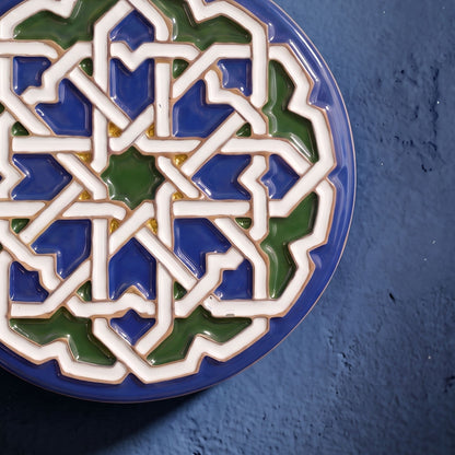 Plato Decorativo de Pared en Relieve "Duende" | Cerámica Pintada a Mano | Kinara