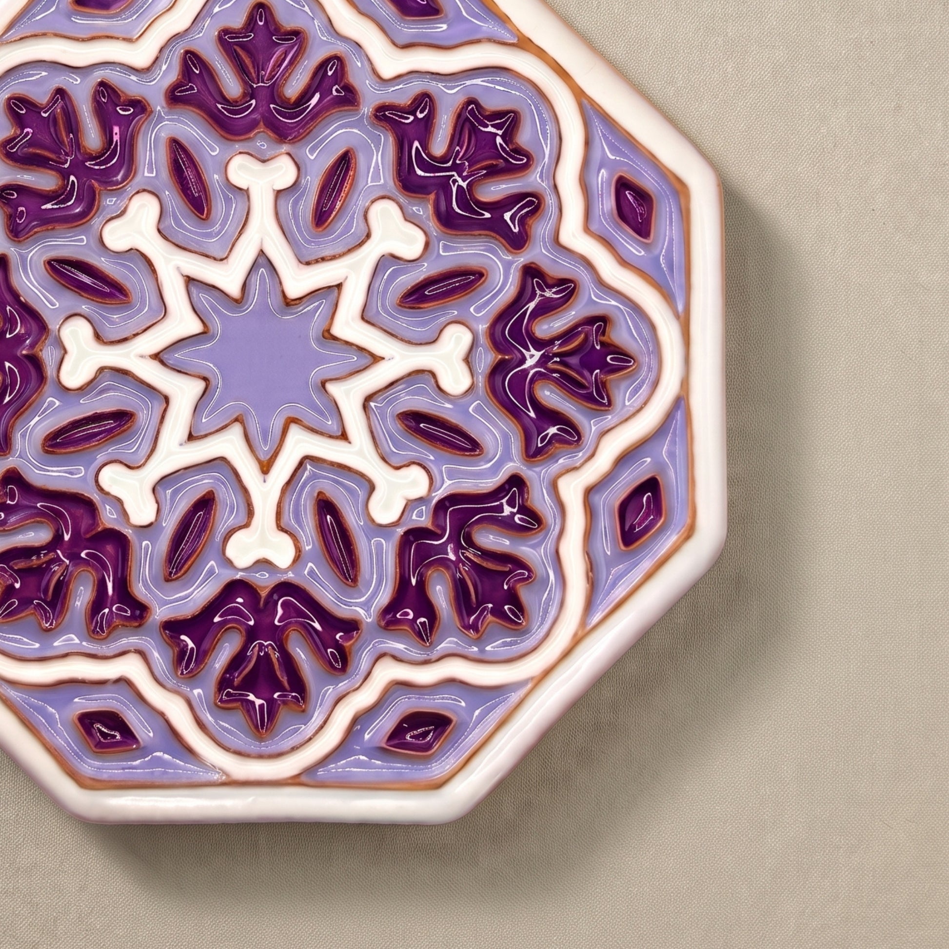 Vista trasera del plato decorativo de pared octagonal Estrella Amatista con sistema de colgar integrado en la cerámica Kinara.