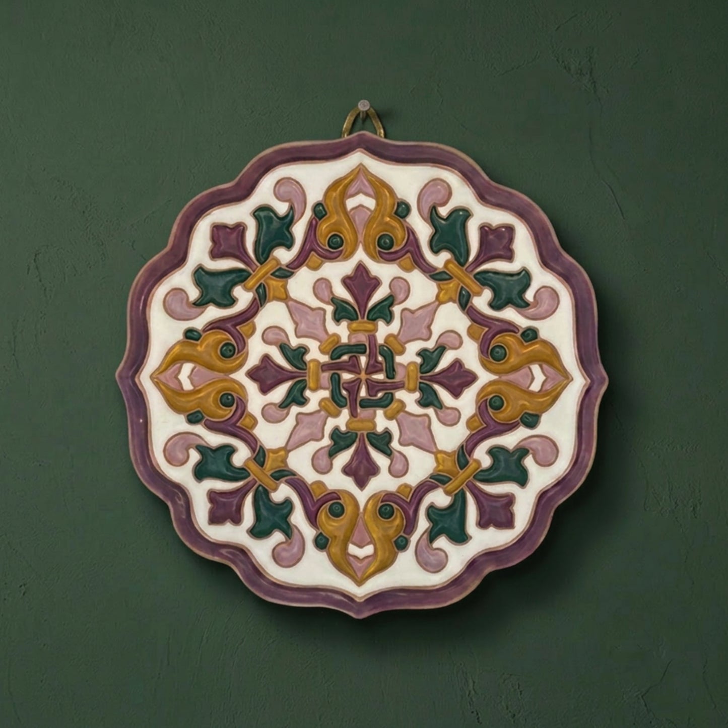 Plato Decorativo de Pared en Relieve "Jardín Nazarí" - Cerámica Artesanal