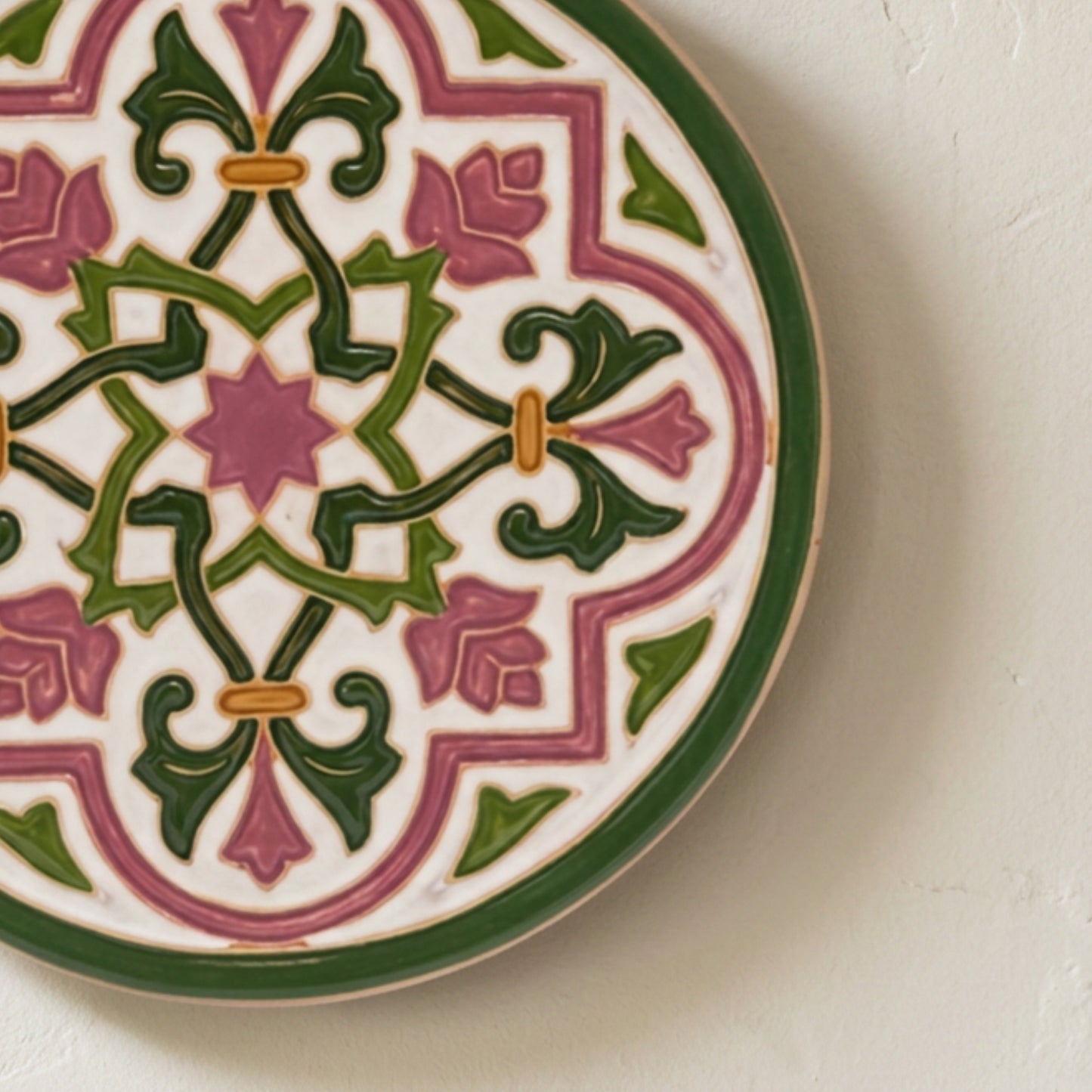 Plato Decorativo de Pared en Relieve "Rosal del Alcázar" - Cerámica Artesanal