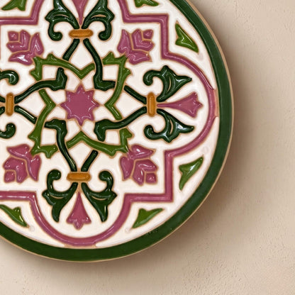Plato decorativo de pared en relieve Rosal del Alcázar pintado a mano en tonos verde esmeralda y rosa Kinara.