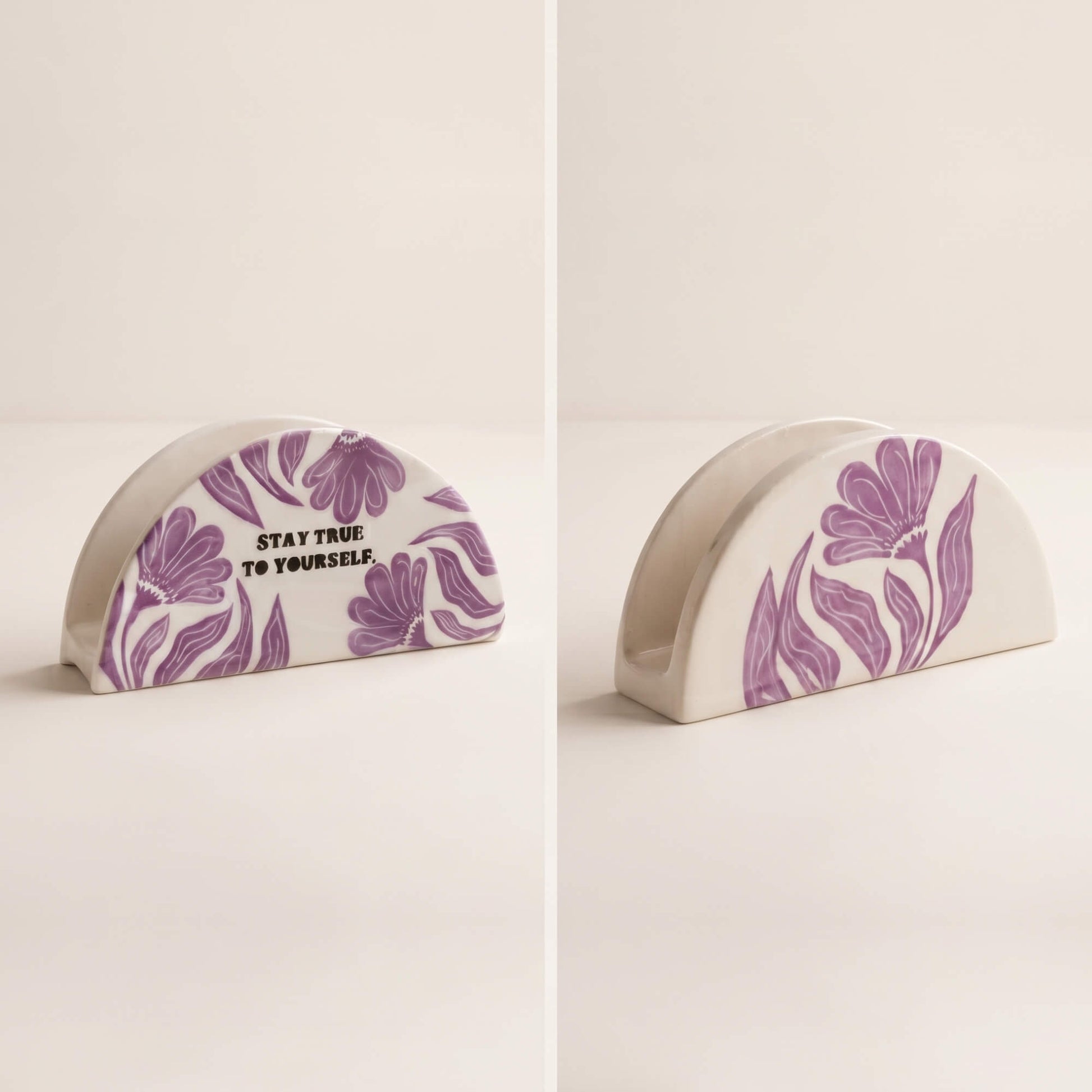 Servilletero semicircular de cerámica artesanal Stay True en malva y blanco marfil Kinara.