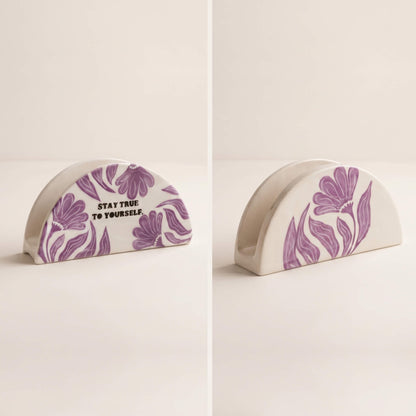 Servilletero semicircular de cerámica artesanal Stay True en malva y blanco marfil Kinara.