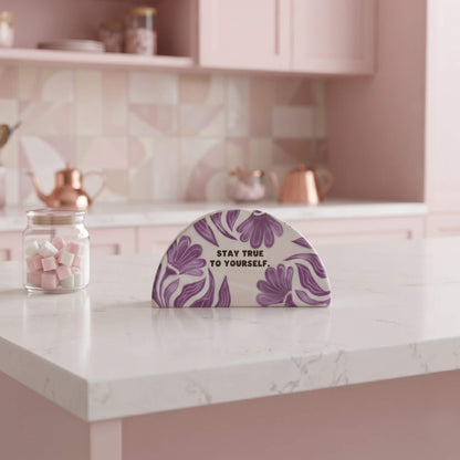 Servilletero de cerámica pintado a mano Stay True en mesa decorativa mediterránea Kinara.