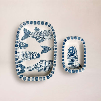 Conjunto La Caleta de dos bandejas de cerámica artesanal pintadas a mano con peces en azul cobalto Kinara.