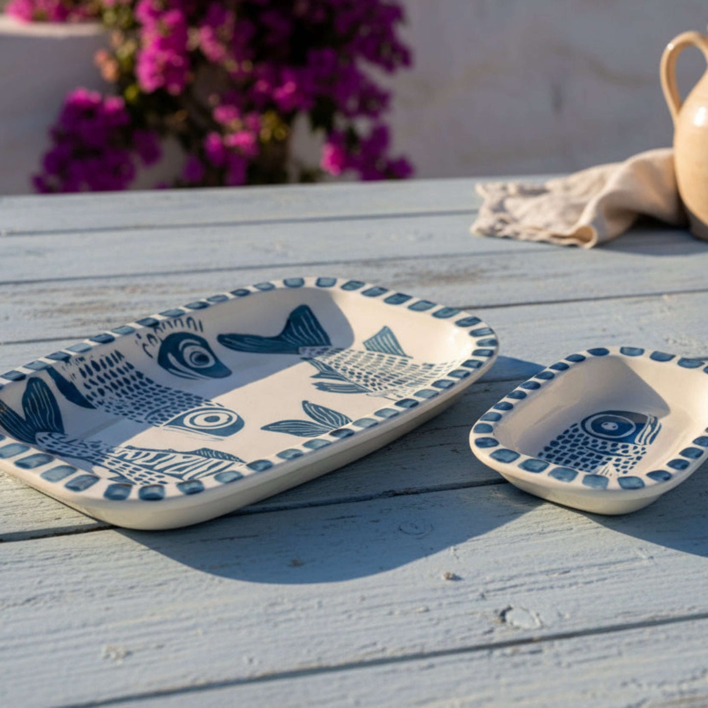 Set de bandejas ovaladas La Caleta sobre mesa decorativa en ambiente mediterráneo Kinara.